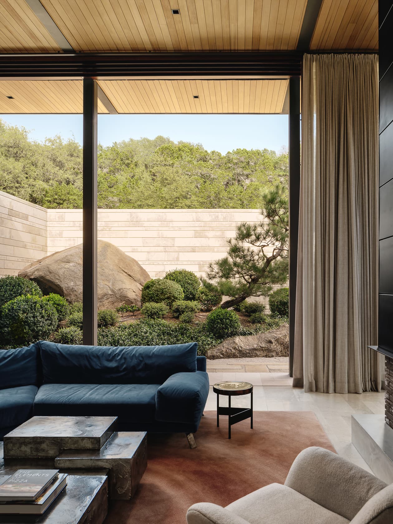 Water's Edge Residence - Living room looking towards Side yard; A Parallel Architecture